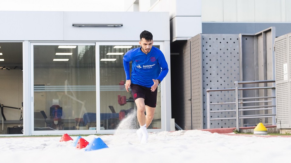 Esquerdinha, jugador del Barça, realiza ejercicios de rehabilitación.