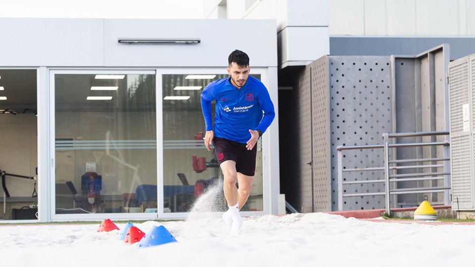 Esquerdinha, jugador del Barça, realiza ejercicios de rehabilitación.
