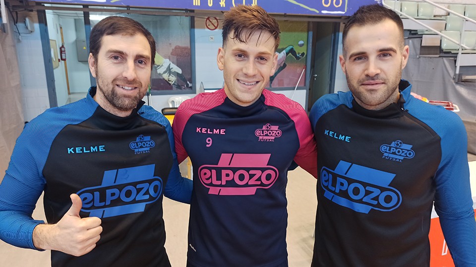 Pol Pacheco, junto a a los fisioterapeutas de ElPozo Murcia Costa Cálida, Pablo Velandrino y Marco Martínez.