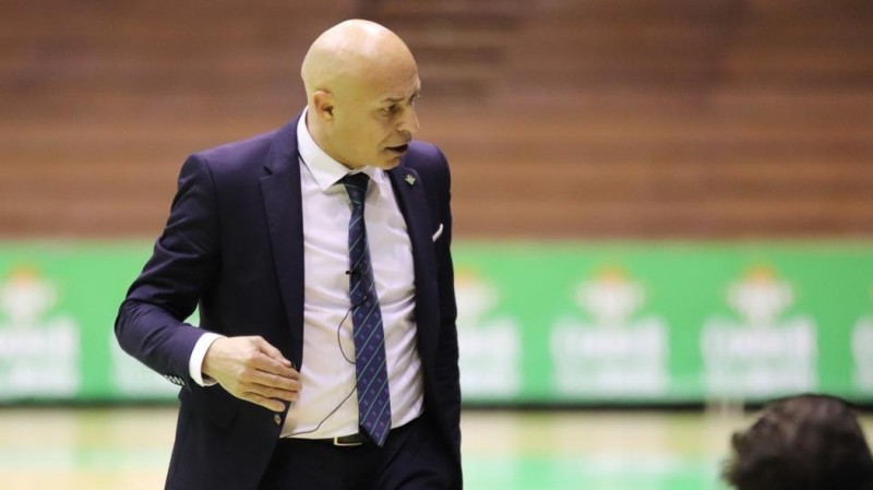 Juanito, entrenador del Real Betis Futsal, durante un encuentro.