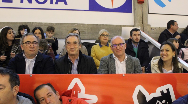 Severino Barreiro, Javier Lozano, Santiago Freire y Laura Salgado, en el palco del Municipal de Noia.