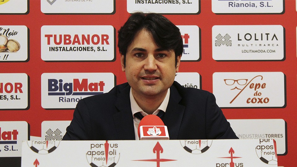 Marlon Velasco, entrenador del Noia Portus Apostoli, durante una rueda de prensa.
