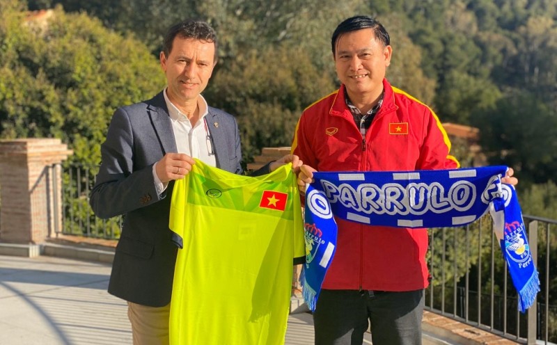 José Naveira, secretario de O Parrulo Ferrol, y Mr. Tran Anh Tu, presidente del Thai Son Nam FC