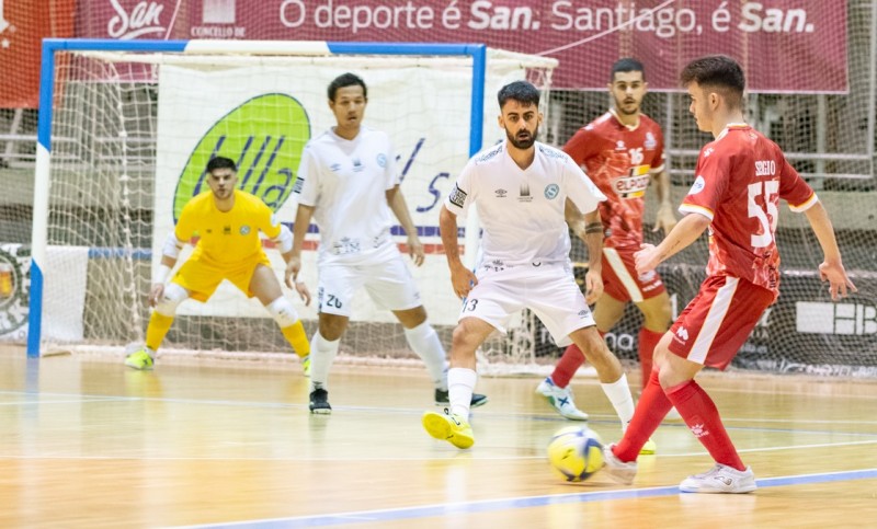 Sergio, de ElPozo Ciudad de Murcia, da un pase ante Dani Blanco, de Santiago Futsal