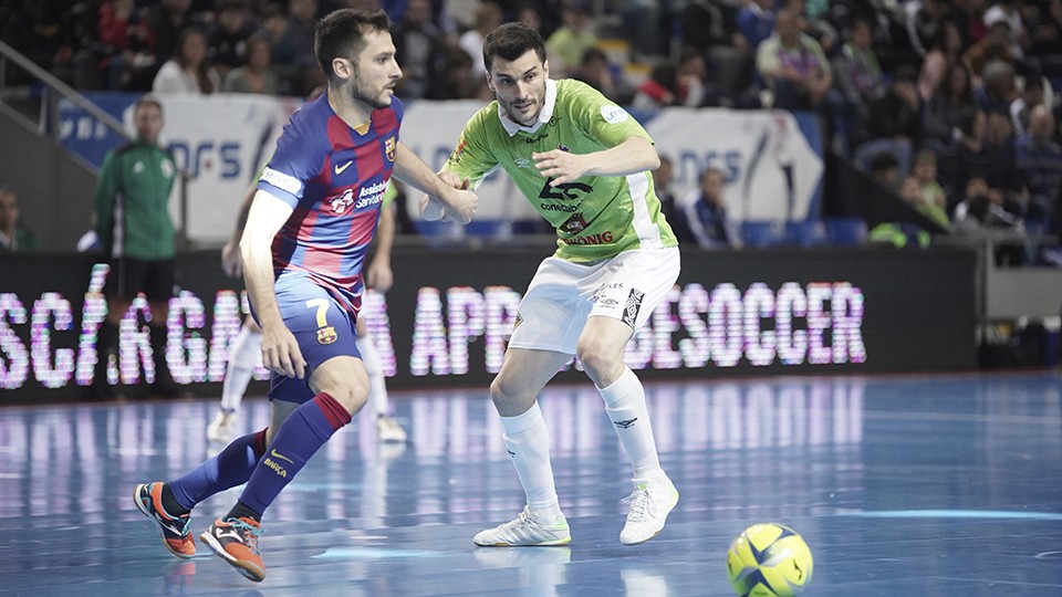 Dyego, jugador de Barça, ante Lolo, de Palma Futsal.