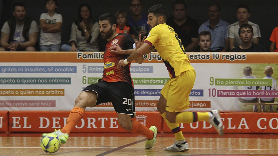 David Pazos, jugador de Aspil-Jumpers Ribera Navarra, ante Adolfo, del Barça.
