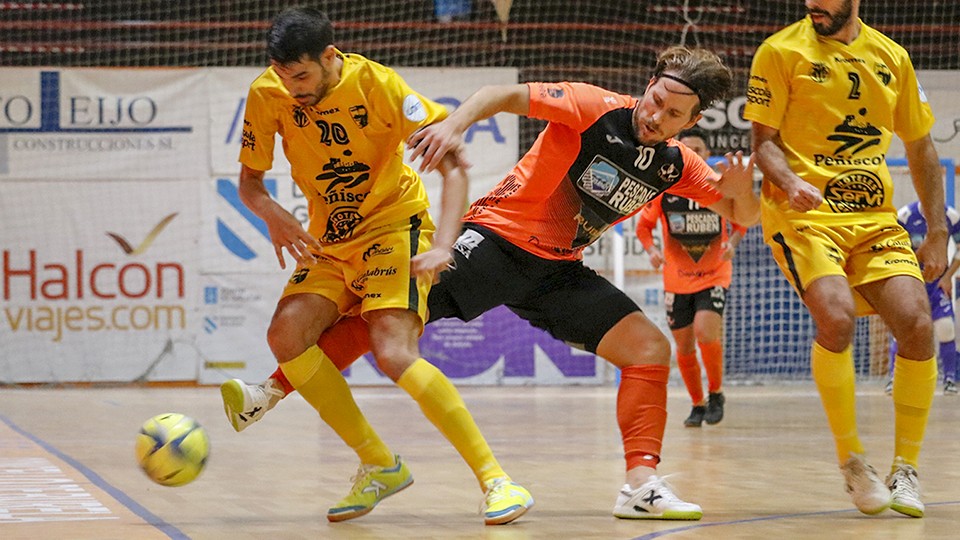 Rubén Orzáez, jugador del Servigroup Peñíscola, ante Matamoros, del Pescados Rubén Burela.