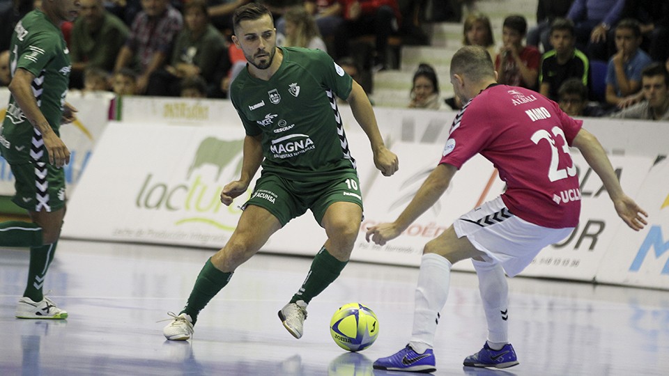Rafa Usín, jugador del CA Osasuna Magna, ante Nano, de Viña Albali Valdepeñas.