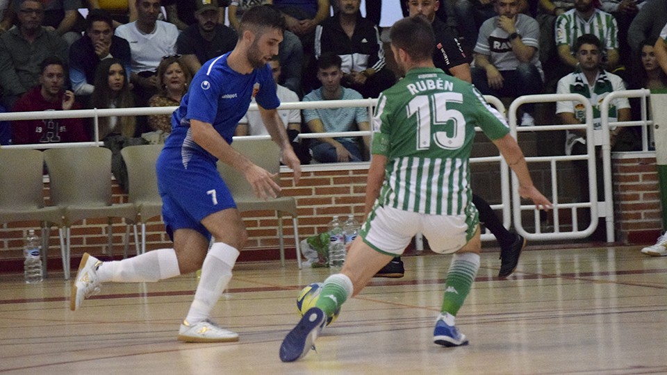 Carlitos, jugador del Ciudad de Móstoles, encara a Rubén Cornejo, del Real Betis Futsal.