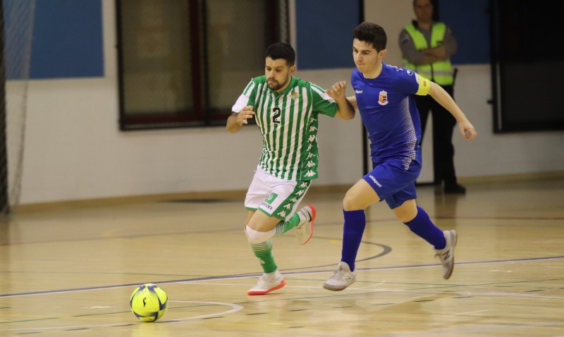 David Burrito, del Real Betis Futsal, conduce el balón ante Ruiz, del Ciudad de Móstoles FS