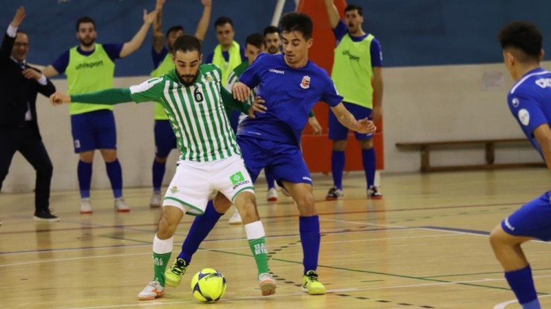 Chicho, del Real Betis Futsal, controla el balón ante Tony, del Ciudad de Móstoles FS