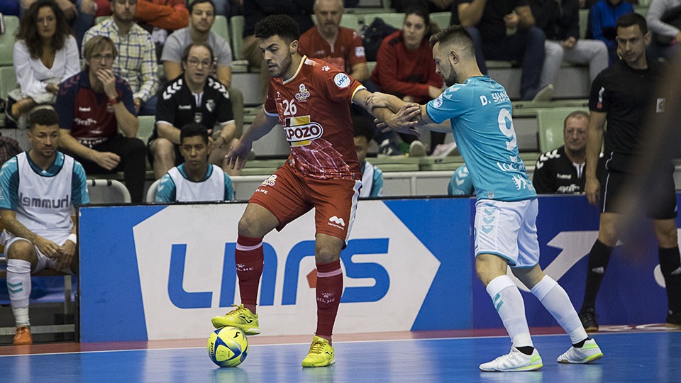 Matteus, de ElPozo Murcia Costa Cálida, protege el balón ante Dani Saldise, de Osasuna Magna.