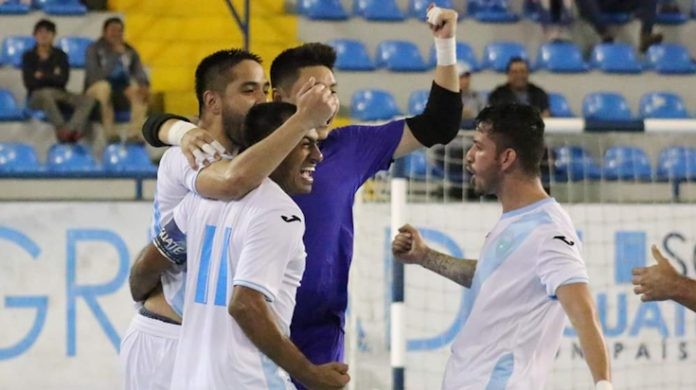 Los jugadores de Guatemala celebran un gol