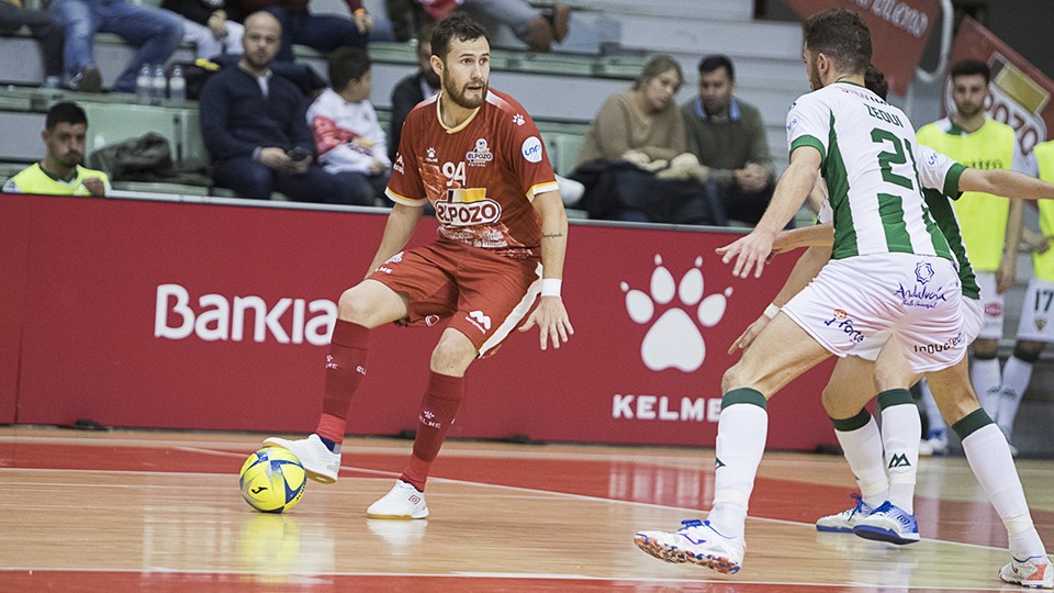 Pradynski, jugador de ElPozo Murcia Costa Cálida, protege el balón.