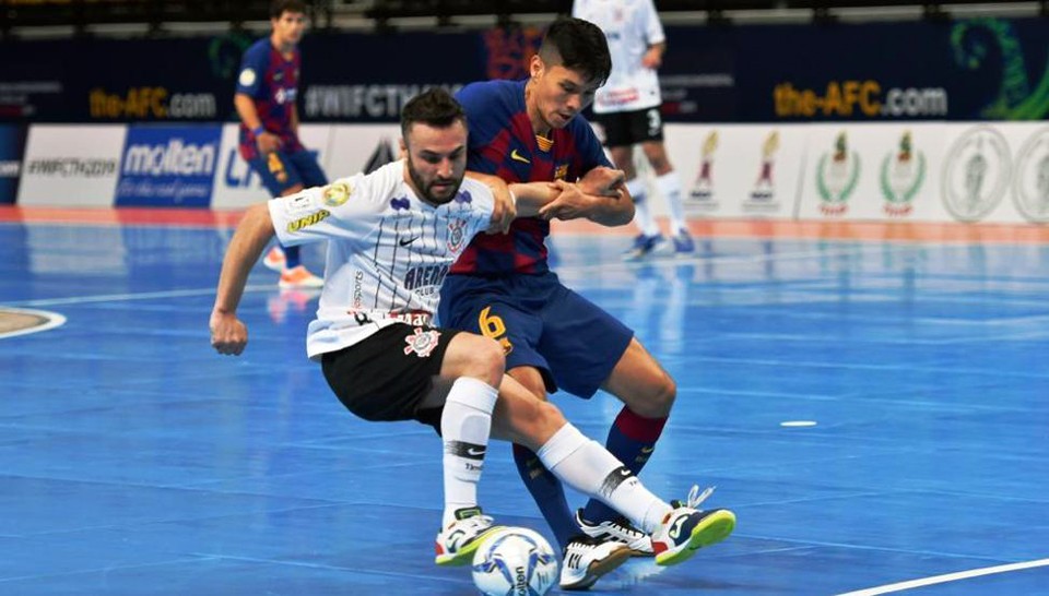 Murilo, de Corinthians, y Daniel, del Barça, pugnan por un balón