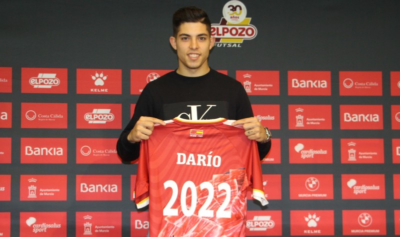 Dario posa con la camiseta de ElPozo Murcia Costa Cálida tras anunciar su renovación