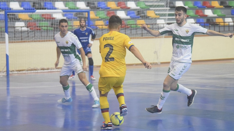 Povill, del Barça B, protege el esférico ante dos jugadores de Irefrank Elche.