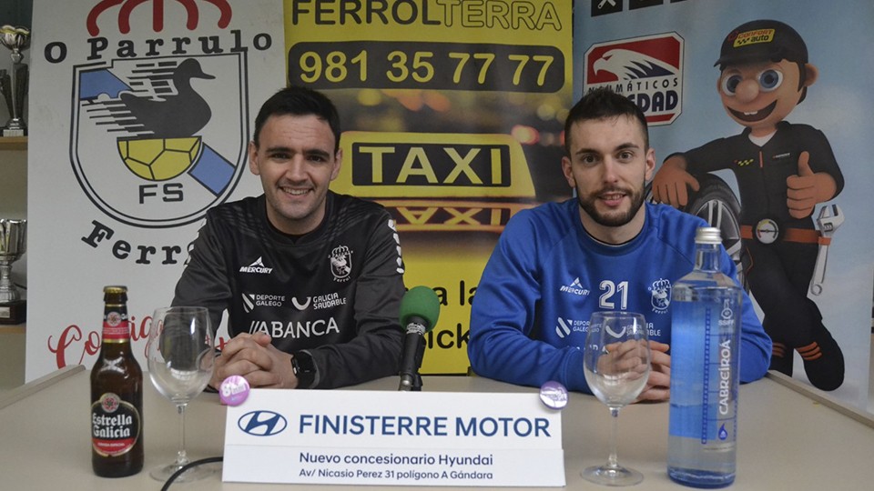 Héctor Souto y Diego Núñez, entrenador y jugador de O Parrulo Ferrol, en la rueda de prensa.