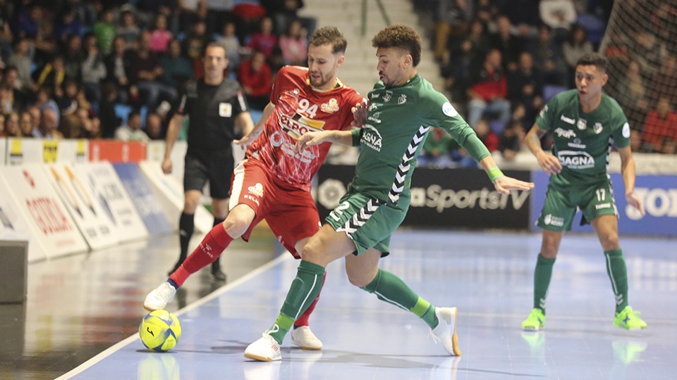 Paradynski, de ElPozo Murcia Costa Cálida, pelea el balón con Araça, de Osasuna Magna.
