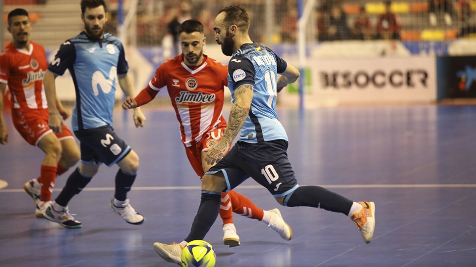 Ricardinho, jugador de Movistar Inter, ante Juanpi, de Jimbee Cartagena.