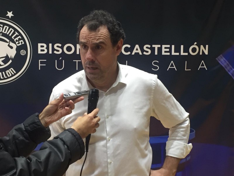 Carlos Sánchez, técnico de Rivas Futsal, ante los medios de comunicación