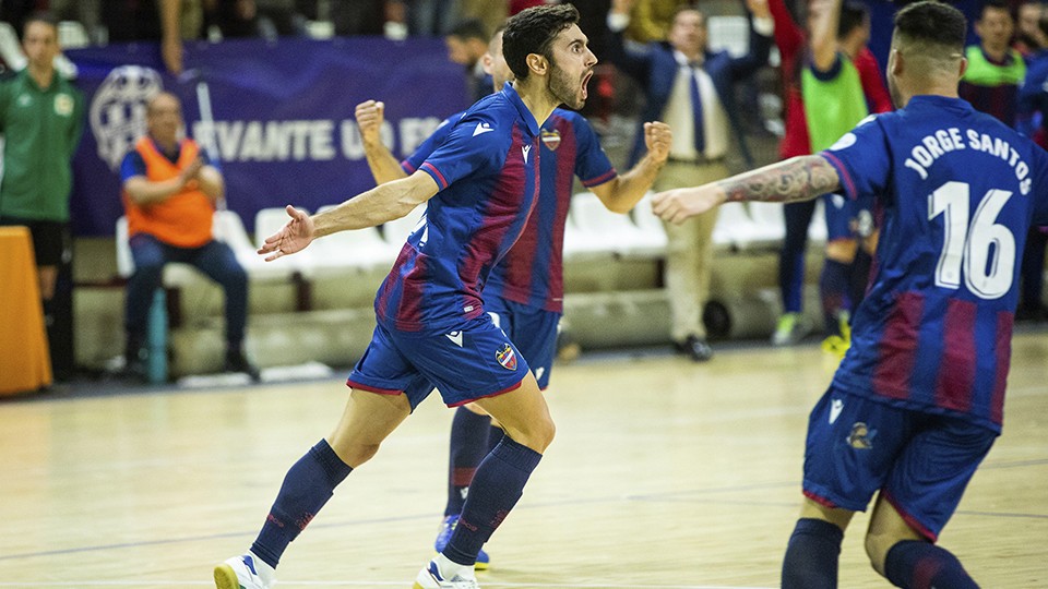 Rubi, jugador del Levante UD FS, celebra un tanto.