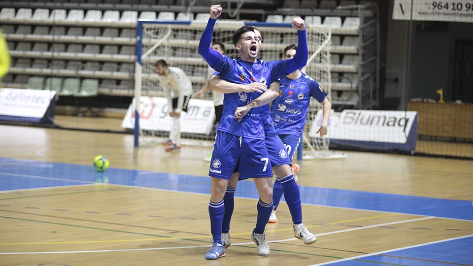 Los jugadores de Bisontes Castellón celebran un tanto.