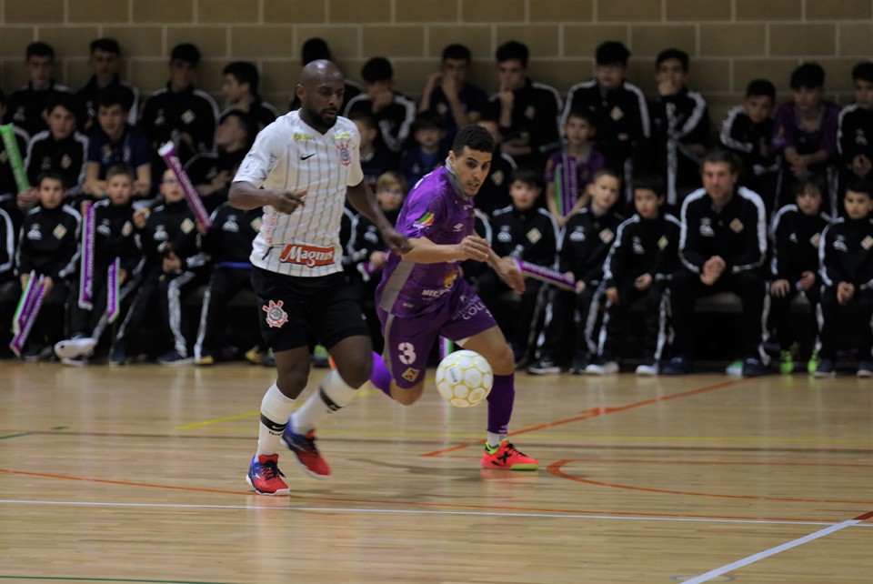 Henrique, de Corinthians, pugna con Hamza, de Palma Futsal