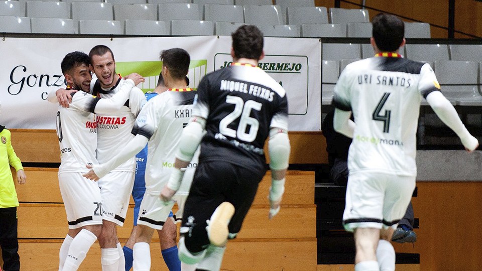 Los jugadores de Industrias Santa Coloma celebran un tanto.