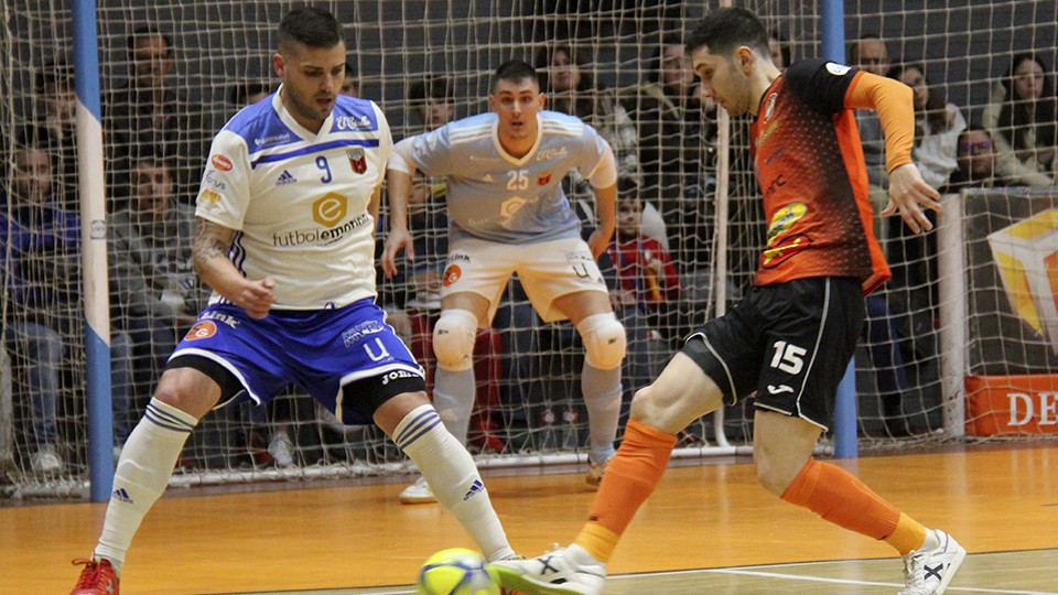 Juanqui, jugador del Fútbol Emotion Zaragoza, ante Tripodi, del Aspil-Jumpers Ribera Navarra.