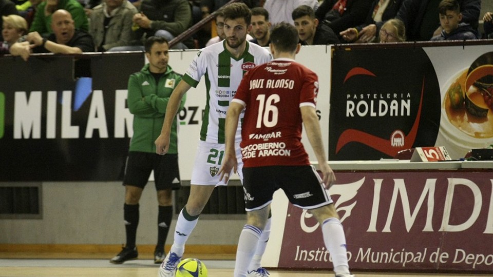 Zequi, jugador del Córdoba Patrimonio de la Humanidad, encara a Javi Alonso, del Fútbol Emotion Zaragoza.