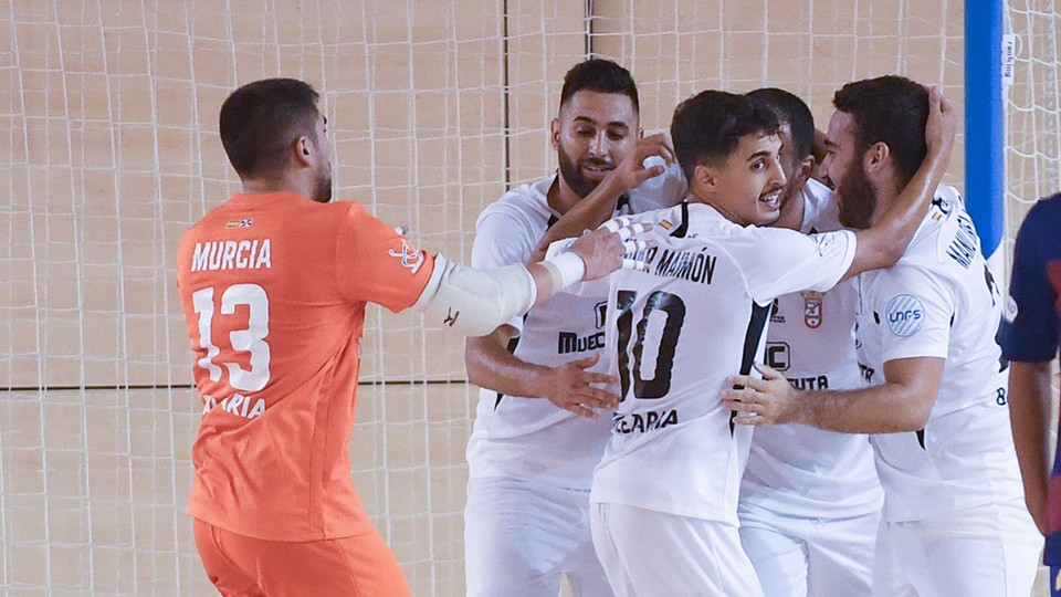 Los jugadores del Unión África Ceutí celebran un tanto.