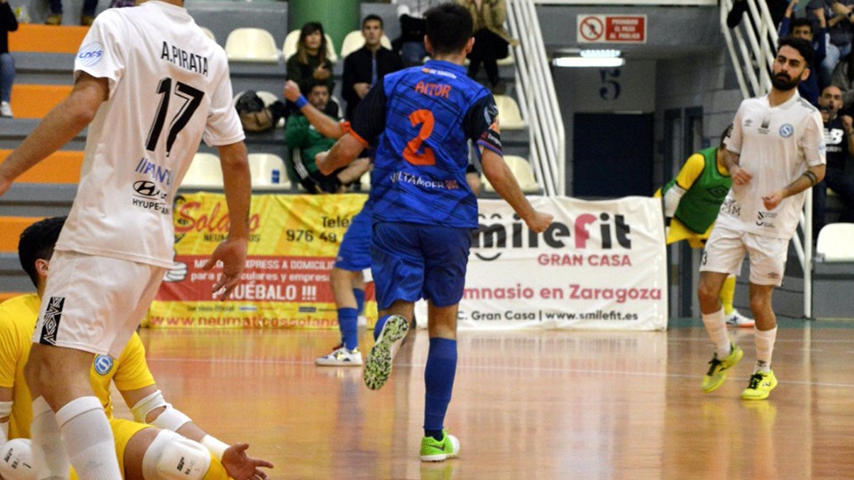 Aitor, jugador del Azulejos Moncayo Colo Colo, celebra un tanto.