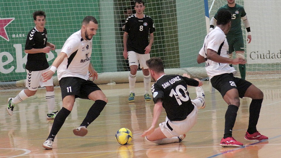 Sufi, jugador de la Unión África Ceutí, ante Dani Gómez, de Rivas Futsal.