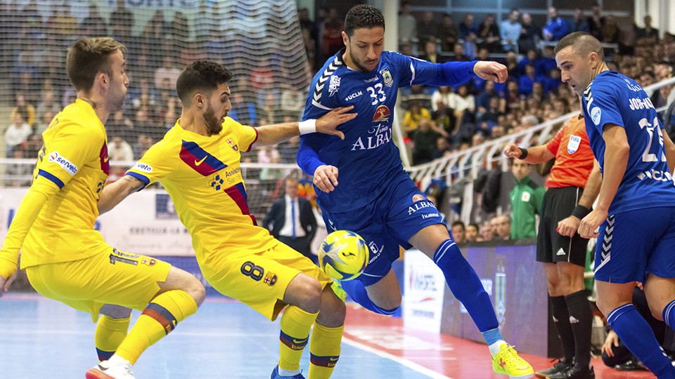 Cainan, jugador de Viña Albali Valdepeñas, ante Adolfo, del Barça.