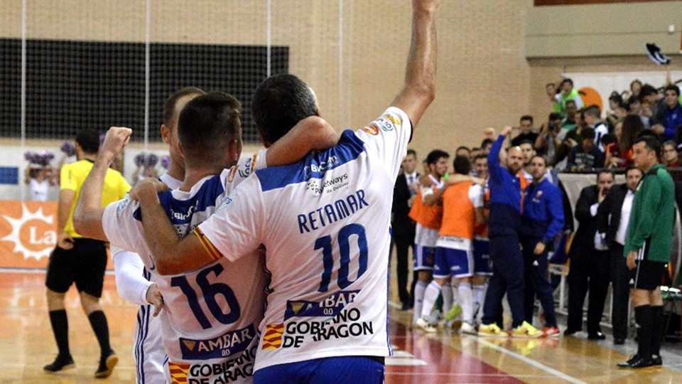 Los jugadores del Fútbol Emotion Zaragoza celebran un tanto.