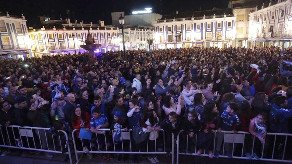 Recibimiento al Viña Albali Valdepeñas. (Foto: La Tribuna de Ciudad Real)