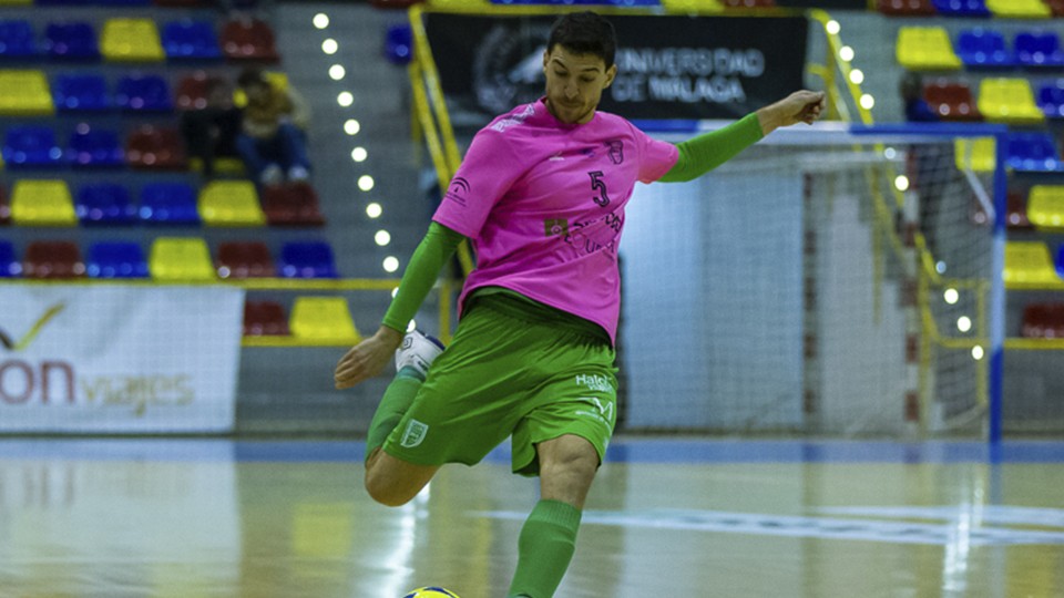 Miguel, jugador del BeSoccer CD UMA Antequera, golpea el balón.