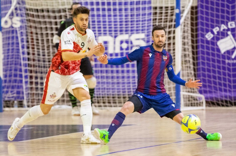 Pol Pacheco, de ElPozo Murcia Costa Cálida, y Márquez, del Levante UD FS, pugnan por el balón