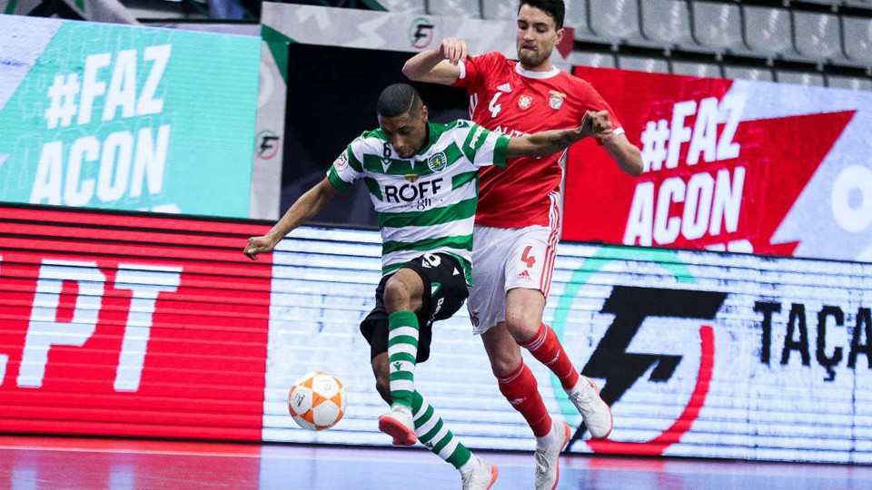 Pauleta (Sporting) se marcha de André Coelho (Benfica) en Portugal