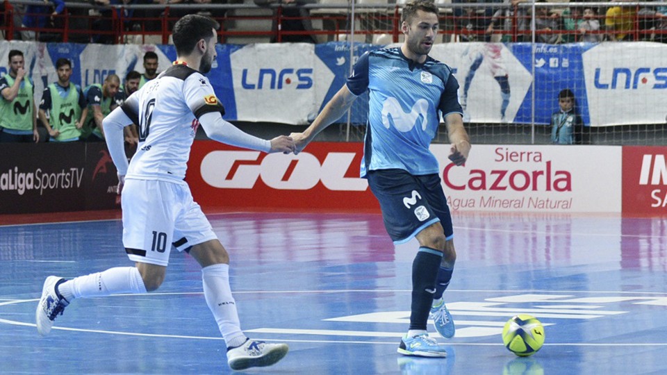 Pito, jugador de Movistar Inter, ante Sepe, de Industrias Santa Coloma.