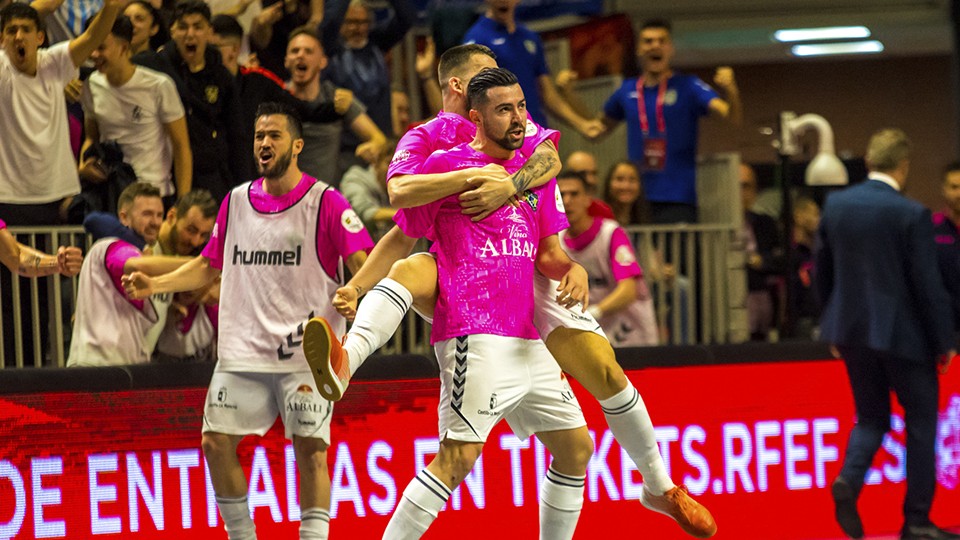 Chino y Catela, jugador del Viña Albali Valdepeñas, celebran un tanto.