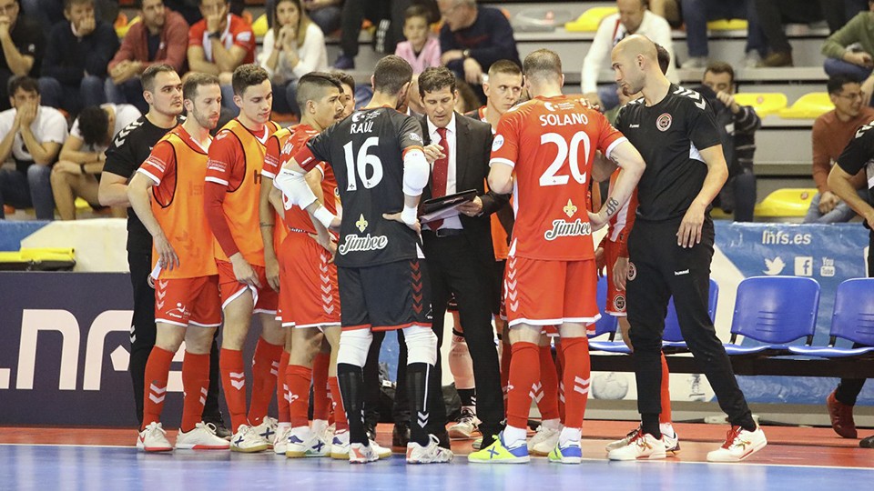 Duda, entrenador del Jimbee Cartagena, da instrucciones durante un tiempo muerto.