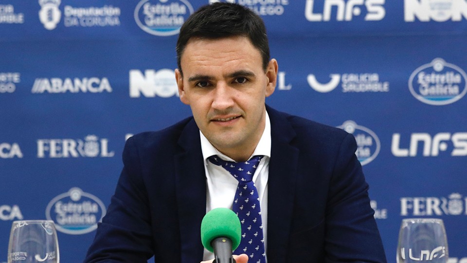 Héctor Souto, entrenador de O Parrulo Ferrol, durante en rueda de prensa