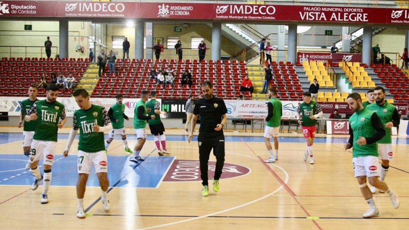 Iñaki Rabadán, durante un calentamiento con los jugadores del Córdoba Patrimonio.