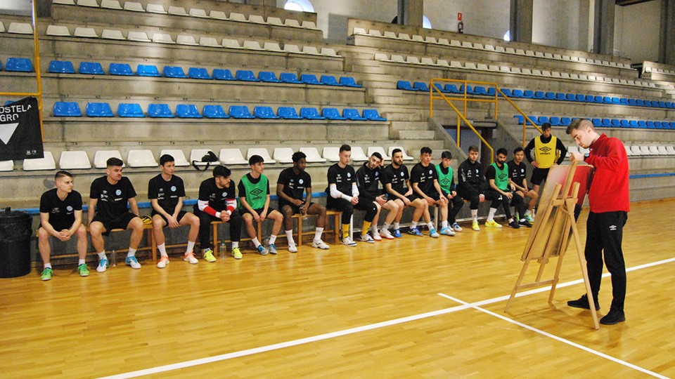 David Rial, entrenador de Santiago Futsal, durante un entrenamiento.