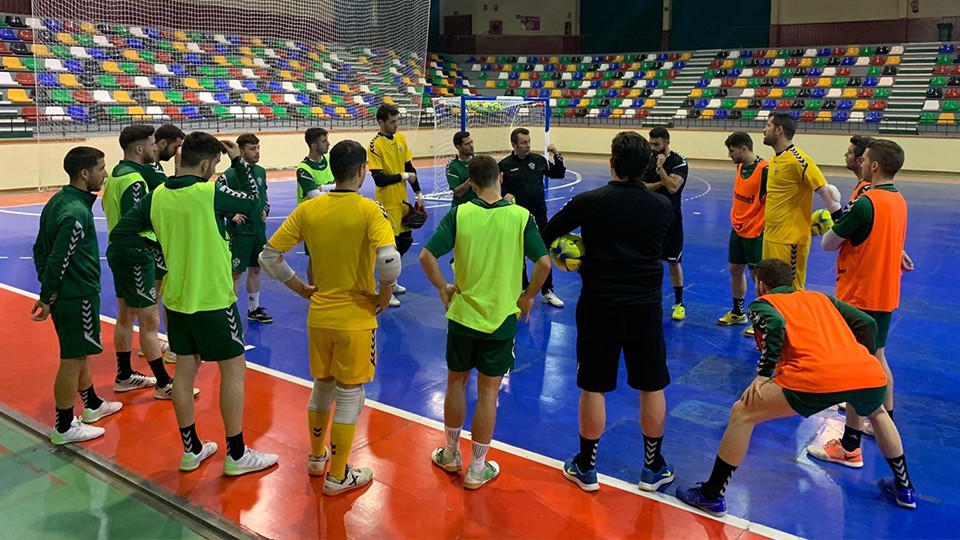 Guillamón, entrenador del Irefrank Elche CF, da una charla a sus jugadores durante un entrenamiento.