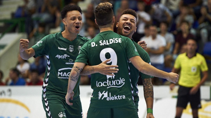 Los jugadores del C.A. Osasuna Magna celebran un gol (Foto: Miguel Osés)