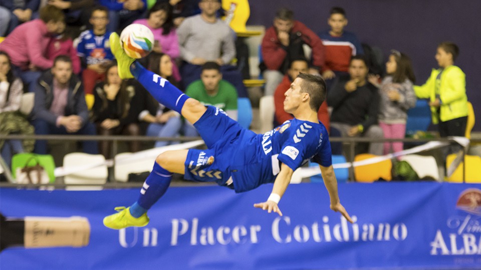 Dani Santos, de Viña Albali Valdepeñas, marca un gol de chilena.