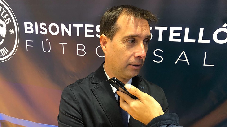 José Escrich, entrenador de Bisontes Castellón, atiende a los medios de comunicación.